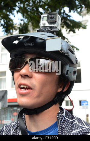 Asiatische Radfahrer mit Action-Kamera auf seinem Helm Stockfoto