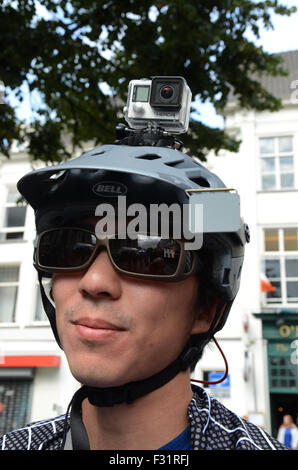 Asiatische Radfahrer mit Action-Kamera auf seinem Helm Stockfoto