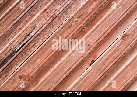 Holzbrett Wand lackiert rot, Diagonale Muster Stockfoto