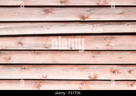 Alten blass roten Holzwand mit abblätternde Farbe, horizontalen Brettern Stockfoto