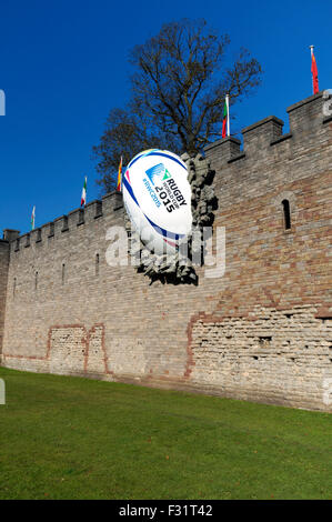 Riesige Rugby-Ball prallte gegen die Wand des Cardiff Castle anlässlich die Eröffnung der 2015 Rugby World Cup, South Wales, UK. Stockfoto