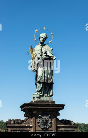 St. Johannes von Nepomuk-Statue auf der Karlsbrücke von Prag, Tschechische Republik Stockfoto