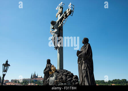 Blick auf die Pragerburg (Hradschin) von der Karlsbrücke mit Statuen des Heiligen Kreuzes und Golgatha, Prag, Tschechische Republik Stockfoto