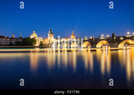 Nachtansicht der bunten Altstadt und Karlsbrücke mit Moldau, Prag, Tschechische Republik