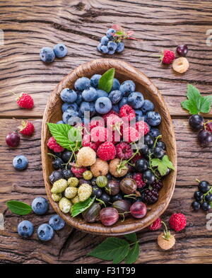 Reifen Beeren in der Holzschale auf dem Tisch. Stockfoto