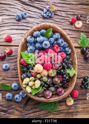 Reifen Beeren in der Holzschale auf dem Tisch. Stockfoto