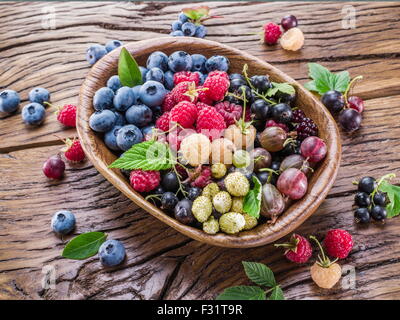 Reifen Beeren in der Holzschale auf dem Tisch. Stockfoto