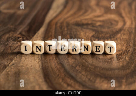 INTERNET-Word-Hintergrund auf Holzblöcke Stockfoto