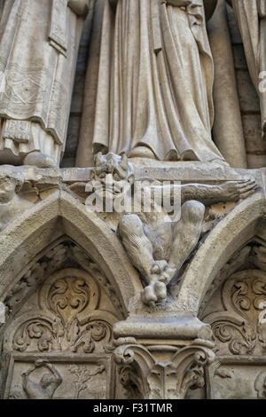 Nahaufnahme von einem Wasserspeier in Notre Dame in Paris, Frankreich Stockfoto