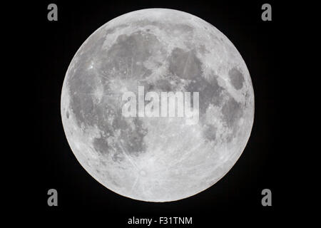 Aktuelle Foto einer vollständigen Mond'super' Primärfokus durch ein 5-Zoll / 127mm Maksutov-Cassegrain katadioptrischen Teleskop genommen Stockfoto