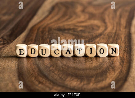 Bildung-Word-Hintergrund auf Holzblöcke Stockfoto