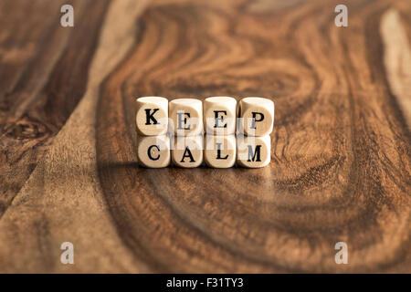 KEEP CALM Word-Hintergrund auf Holzblöcke Stockfoto