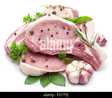 Rohes Schweinefleisch Fleisch Steaks mit Gewürzen auf dem weißen Hintergrund. Stockfoto
