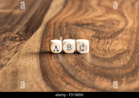 ABC Bausteine auf hölzernen Hintergrund Stockfoto