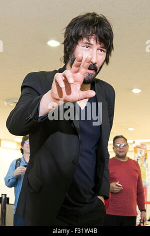 Chiba, Japan. 28. September 2015. Keanu Reeves grüßt die Kameras bei seiner Ankunft am internationalen Flughafen Narita am 28. September 2015, Chiba, Japan. Reeves kam nach Japan, Japan-Premiere des Films John Wick am 30. September in Tokio zu besuchen. Bildnachweis: Rodrigo Reyes Marin/AFLO/Alamy Live-Nachrichten Stockfoto