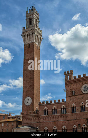 Torre del Mangia auf der Piazza del Campo in Siena, Italien Stockfoto