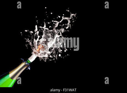 Detail der knallende Champagner auf schwarzem Hintergrund Stockfoto