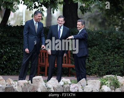 BARCELONA, Spanien - 25 SEPTEMBER: Der ehemalige französische Präsident Nicolas Sarkozy, rechts, Partido Popular in Catalonia Kandidat für die anstehende katalanischen Landtagswahl Xavier Garcia Albiol, links, und spanischen Ministerpräsidenten Mariano Rajoy schüttelt Hände vor einer Wahlversammlung in Barcelona, Spanien, Freitag, 25. September 2015. Katalanen stimmen, dass Sonntag im regionalen Parlamentswahlen, die der abtrünnigen camp Hoffnung ihnen ein Mandat geben, ihre Region auf einen Pfad in Richtung Unabhängigkeit sagt ein Ziel der Zentralregierung in Madrid in Barcelona, Spanien am 25. September 2015 ungültig sein würde. Foto von Elkin Caba Stockfoto