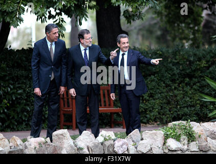 BARCELONA, Spanien - 25 SEPTEMBER: Der ehemalige französische Präsident Nicolas Sarkozy, rechts, Partido Popular in Catalonia Kandidat für die anstehende katalanischen Landtagswahl Xavier Garcia Albiol, links, und spanischen Ministerpräsidenten Mariano Rajoy schüttelt Hände vor einer Wahlversammlung in Barcelona, Spanien, Freitag, 25. September 2015. Katalanen stimmen, dass Sonntag im regionalen Parlamentswahlen, die der abtrünnigen camp Hoffnung ihnen ein Mandat geben, ihre Region auf einen Pfad in Richtung Unabhängigkeit sagt ein Ziel der Zentralregierung in Madrid in Barcelona, Spanien am 25. September 2015 ungültig sein würde. Foto von Elkin Caba Stockfoto