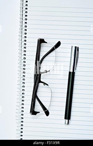 Spiralbindung Notebook Ingenieure Pen Brille Stockfoto