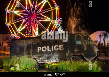 Brunnen aus Mannschaftswagen Aufruhr im Banksy Dismaland Verblüffung Park während der Abschlussparty Stockfoto