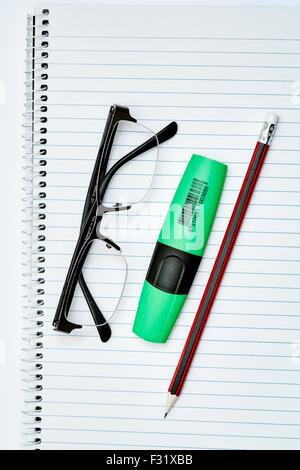 Spiralbindung Notizbuch Stift Lesebrille Liste zu tun Stockfoto