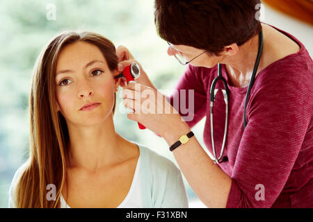 Arzt untersuchen Patienten Ohren Stockfoto