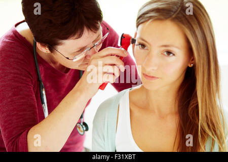 Arzt untersuchen Patienten Ohren Stockfoto