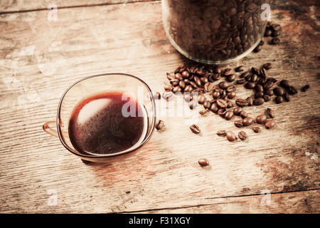 Schwarzen Kaffee neben einem Glas mit Kaffeebohnen gefüllt Stockfoto