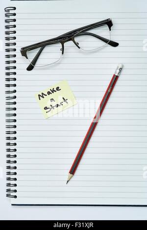 Spiralbindung Notebook Bleistift Lesebrille Liste zu tun Stockfoto