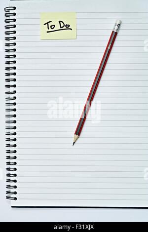 Spiralbindung Notebook Bleistift Aufgabenliste Stockfoto