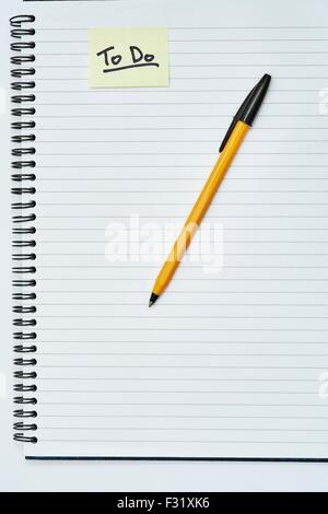 Spiralbindung Notizbuch Stift Aufgabenliste Stockfoto