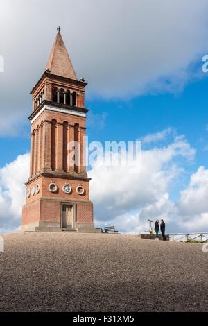 Die roten Backsteinturm, errichtet im Jahre 1875, auf der Spitze des Hügels von Himmelbjerget, steht bei 147 m (482 ft) Stockfoto