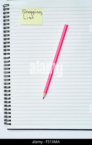 Spiralbindung Notebook Shopping Liste Stift Papier Stockfoto