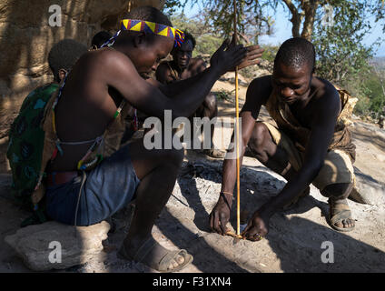 Tansania, Serengeti Plateau, Lake Eyasi Hadzabe Stammes Feuer machen mit Stick woods Stockfoto