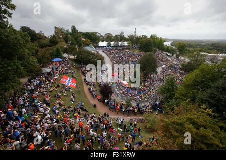 Richmond, Virginia, 27. SEPT. 2015. Reiter libby Hill während der Elite Männer rennen steigen an der UCI Straßen Rad WM in Richmond, Virginia. Beamte schätzen, dass die 10 - Tage der Racing zeichnete 650.000 Zuschauer an den Straßen von Richmond. Stockfoto