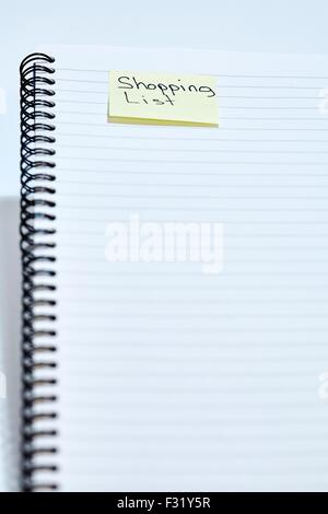 Spiralbindung Notebook Shopping Liste Bleistift Stockfoto