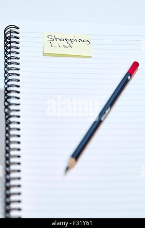 Spiralbindung Notebook Shopping Liste Bleistift Stockfoto