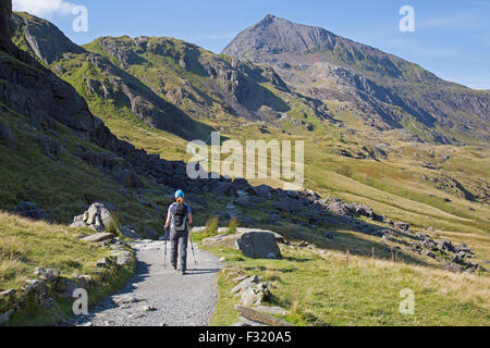 Weibliche Wanderer auf den Start der Pyg Spur in Richtung Snowdon in Nord-Wales Stockfoto