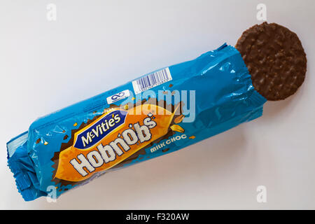 Geöffnete Paket von McVitie's Hobnobs milk choc Keksen, Milch Schokolade Kekse auf weißem Hintergrund Stockfoto