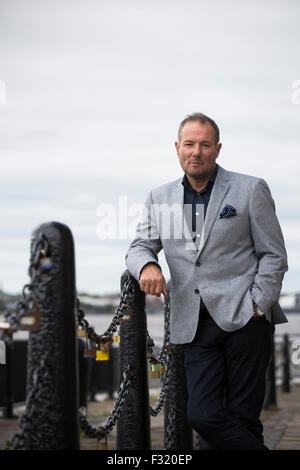 Ehemalige linke britische Politiker, Derek Hatton, in seiner Heimatstadt Liverpool abgebildet. Hatton ist ein ehemaliger Politiker, Sender, Bauträger, Geschäftsmann und after-Dinner-Speaker. Er sammelte nationale Prominenz als Kommunalpolitiker in Liverpool in den 1980er Jahren, wo er war stellvertretender Vorsitzender des Stadtrates, und ein Mitglied der militanten trotzkistischen Gruppe brachte ihn in Konflikt mit der Labour Party und die dann konservative Regierung von Margaret Thatcher. Stockfoto