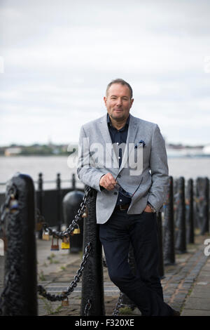 Ehemalige linke britische Politiker, Derek Hatton, in seiner Heimatstadt Liverpool abgebildet. Hatton ist ein ehemaliger Politiker, Sender, Bauträger, Geschäftsmann und after-Dinner-Speaker. Er sammelte nationale Prominenz als Kommunalpolitiker in Liverpool in den 1980er Jahren, wo er war stellvertretender Vorsitzender des Stadtrates, und ein Mitglied der militanten trotzkistischen Gruppe brachte ihn in Konflikt mit der Labour Party und die dann konservative Regierung von Margaret Thatcher. Stockfoto