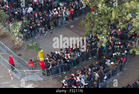 Berlin, Deutschland. 28. Sep, 2015. Flüchtlinge warten auf ihre Anmeldung und Unterkunft außerhalb der staatlichen Gesundheits- und sozialen Angelegenheiten Büros (LaGeSo) in Berlin, Deutschland, 28. September 2015. Foto: Kay Nietfeld/Dpa/Alamy Live News Stockfoto