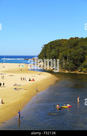 Viele Menschen genießen Wattamolla Lagune und Strand an der Küste von New South Wales südlich von Sydney, in der Royal National Park. Stockfoto