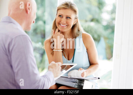 Arzt, die Noten mit Kollegen diskutieren Stockfoto