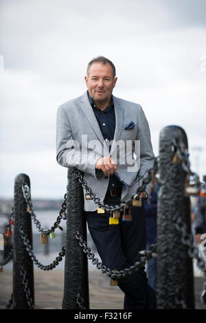 Ehemalige linke britische Politiker, Derek Hatton, in seiner Heimatstadt Liverpool abgebildet. Hatton ist ein ehemaliger Politiker, Sender, Bauträger, Geschäftsmann und after-Dinner-Speaker. Er sammelte nationale Prominenz als Kommunalpolitiker in Liverpool in den 1980er Jahren, wo er war stellvertretender Vorsitzender des Stadtrates, und ein Mitglied der militanten trotzkistischen Gruppe brachte ihn in Konflikt mit der Labour Party und die dann konservative Regierung von Margaret Thatcher. Stockfoto