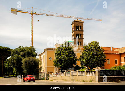 Ein moderner Kran thront über San Sisto Vecchio am Piazzale Numa Pompilio in Rom.  Es beherbergt die Reliquien des Papstes Sixtus II. Stockfoto