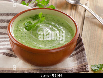 Cremige Gemüsesuppe auf Holztisch. Selektiven Fokus Stockfoto