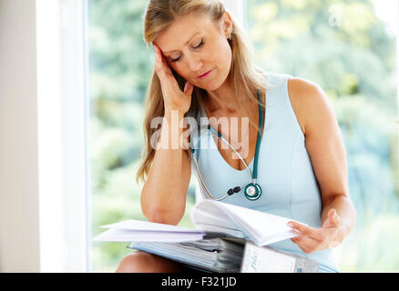 Müde Arzt bei der Arbeit Stockfoto