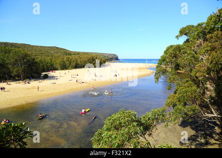 Viele Menschen genießen Wattamolla Lagune und Strand an der Küste von New South Wales südlich von Sydney, in der Royal National Park. Stockfoto